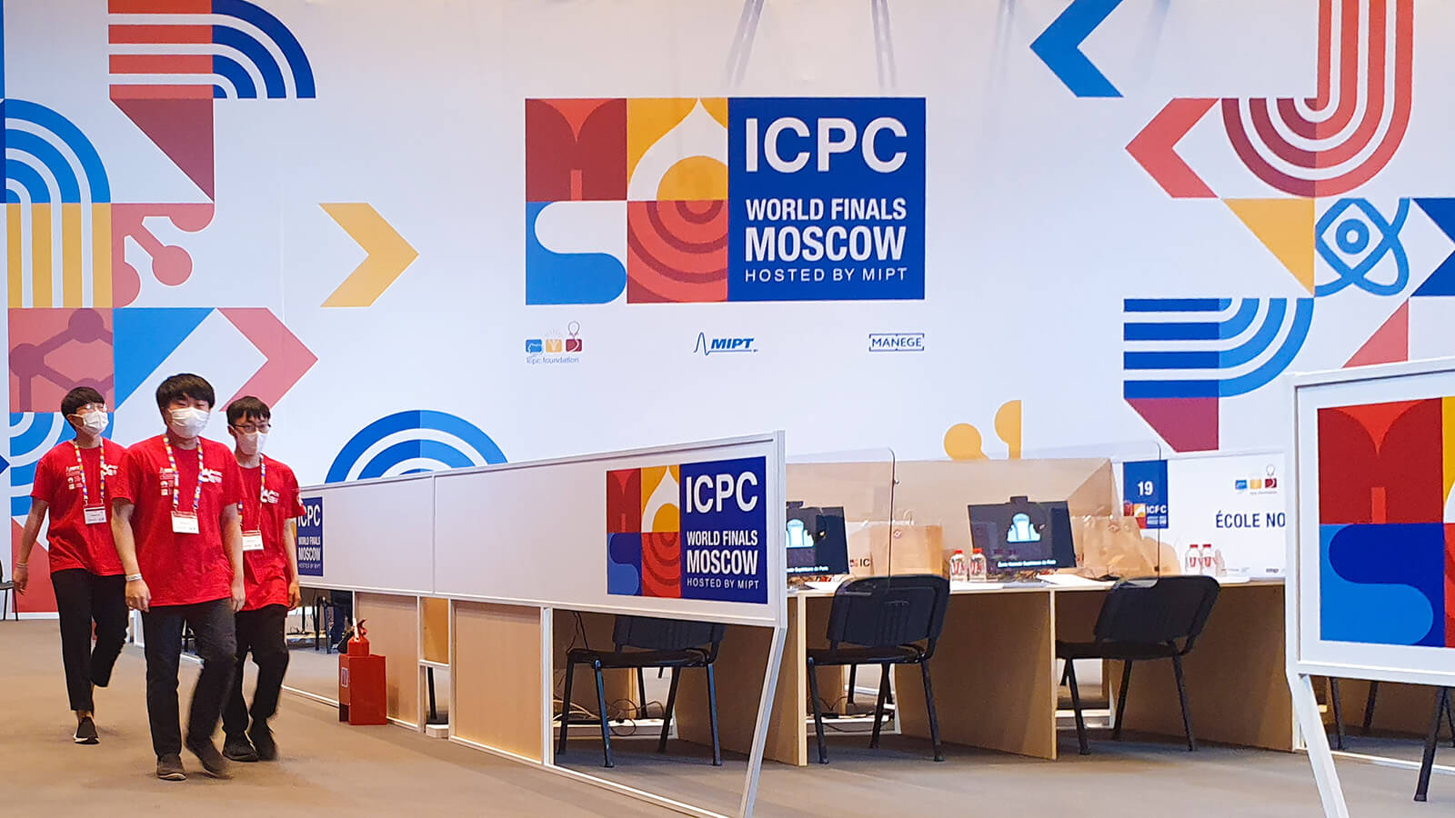 ICPC World Finals Moscow에서 서강대학교 Redshift 팀이 입장하는 모습을 촬영한 사진.